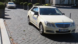Mercedes Benz als Taxi vor dem wiesbadener Kurhaus.